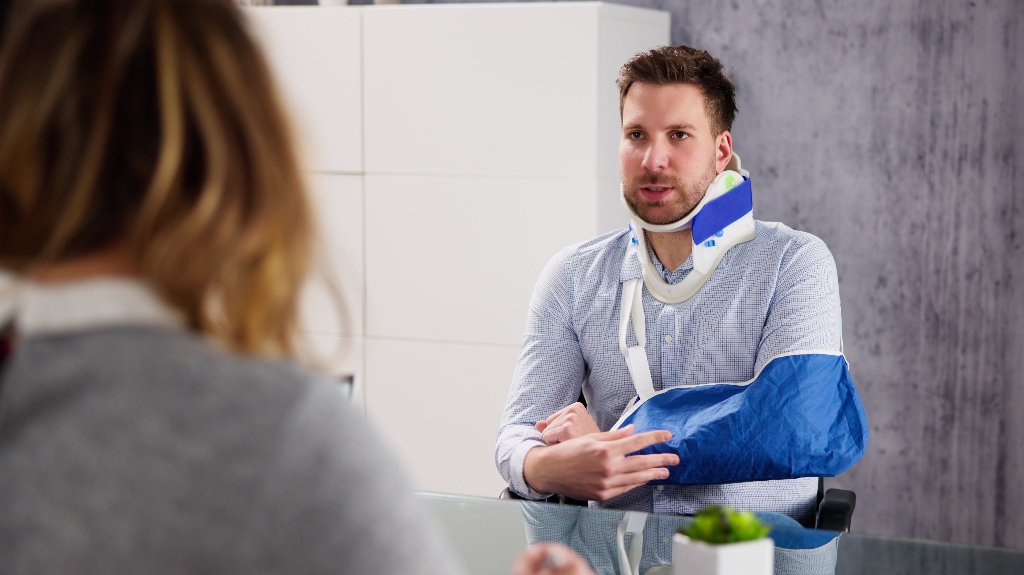 Man with injuries is consulting with lawyer